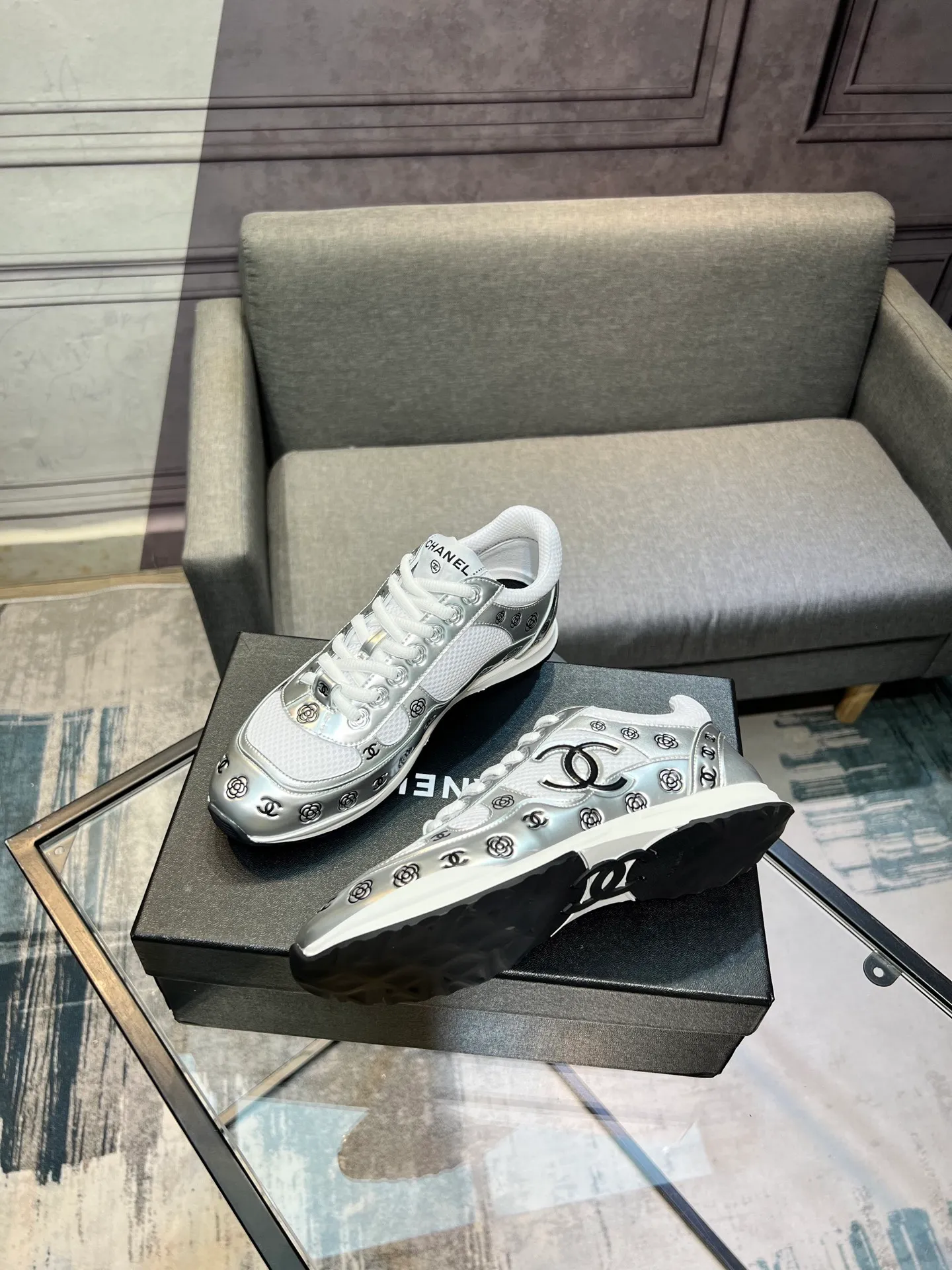 Men's men's shoes 💰640 Exclusive real shot (top version) CHANEL Chanel 2025ss color matching thick-soled casual sports shoes and sneakers. The counter is synchronized. The counter is very popular. A shoe that is very difficult to buy. The most popular thick-soled panda shoes on the Internet. It can be imagined that Xiaoxiang control can't miss it. It has both good looks and comfort. Simple and versatile white shoes. The thick sole increases the height and is super versatile. Close your eyes and wear it. Whoever wears it will look better. Upper: calfskin Lining: imported sheepskin lining Outsole: TPU original outsole Size: 35-44 (customized for women 41 and 40, and 45 for men)